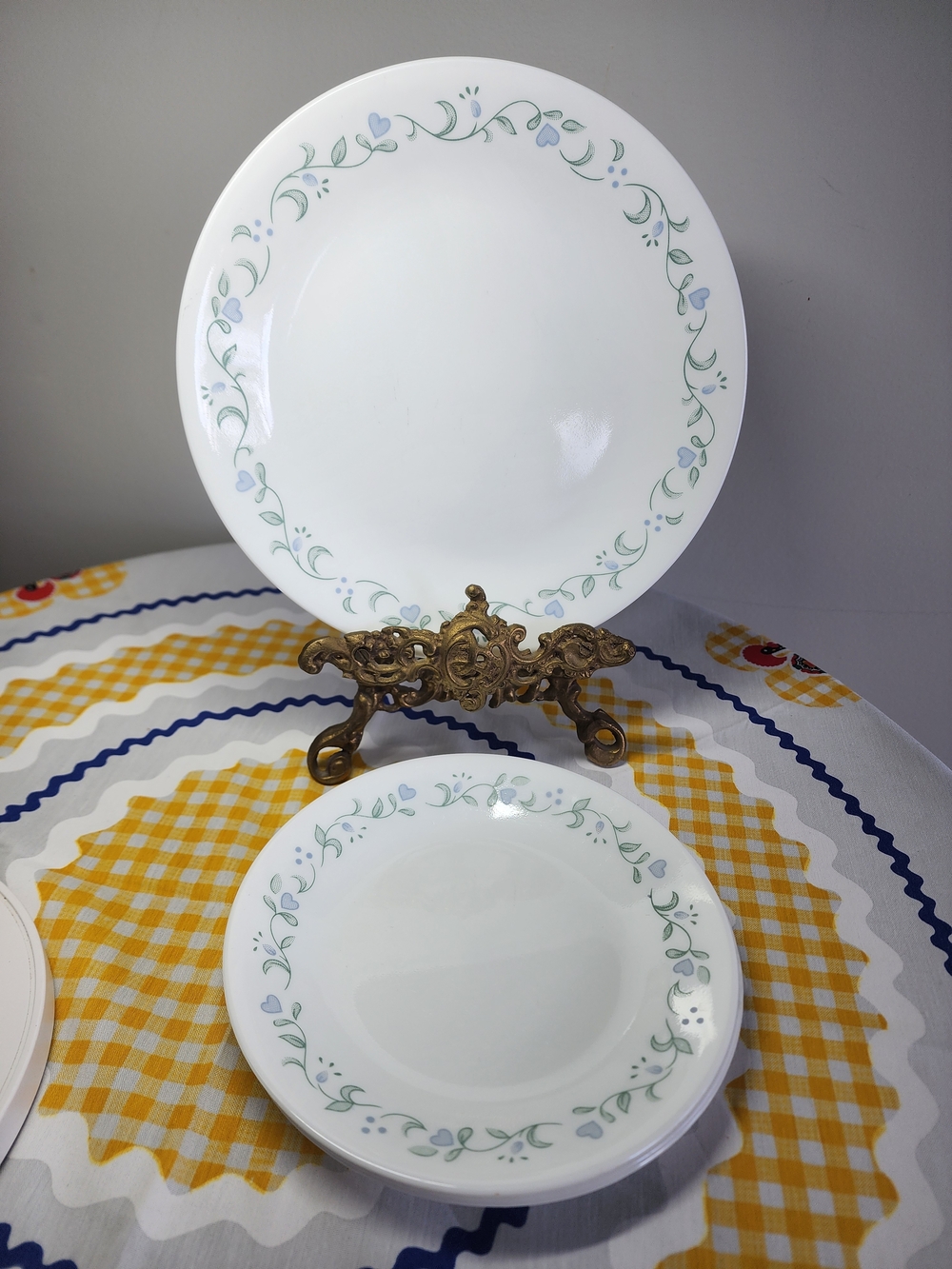 Corelle Vitrelle 1 Dinner and 3 Salad Plates Set Green Vine and Blue Hearts